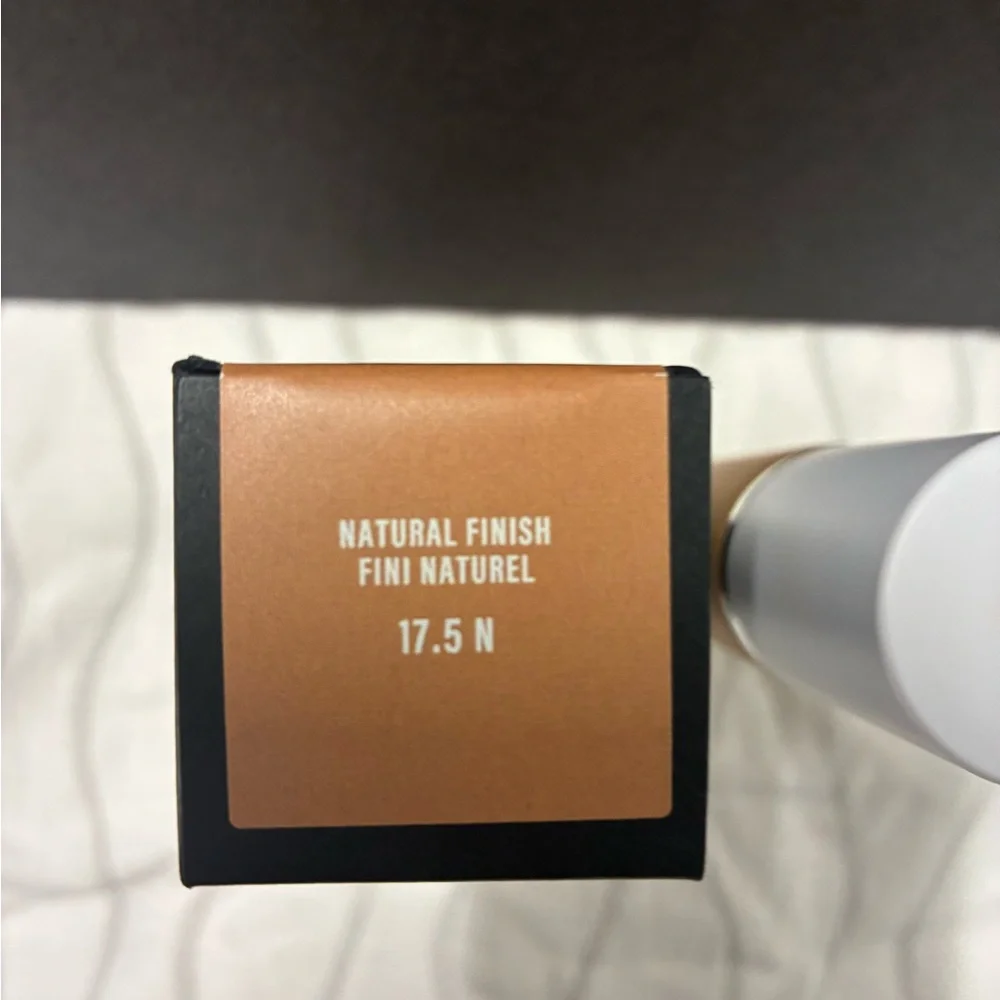 PreOwned Makeup by Mario SurrealSkin Foundation - Tan - Picture 2 of 3